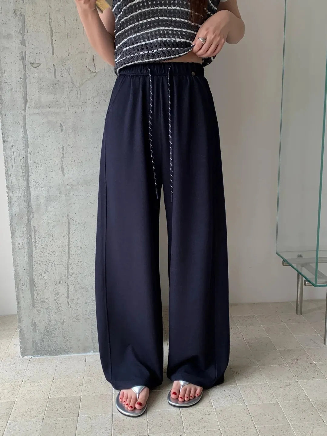 High-waisted, loose-fitting navy blue casual wide-leg pants